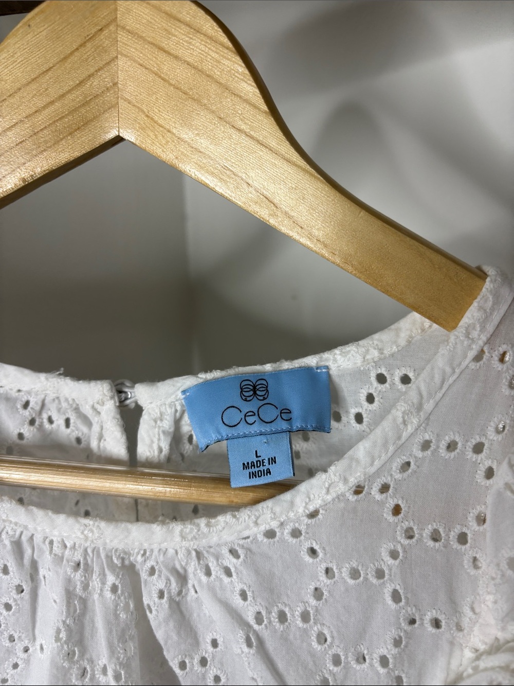 CeCe White Eyelet Ruffle Shell Top Size L - Picture 3 of 5